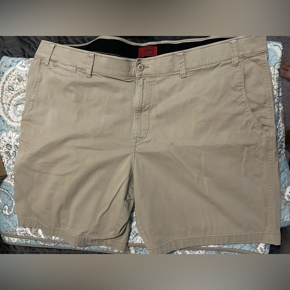 Men’s khaki shorts